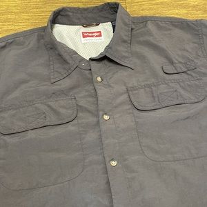 Wrangler Lightweight Outdoor Fishing Camp Button Down Gray Short Sleeve Shirt